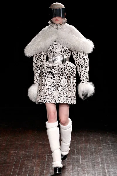 Look 10